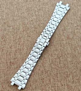 Read more about the article The Ultimate Audemars Piguet Royal Oak Strap Guide: Rubber, Leather & Steel