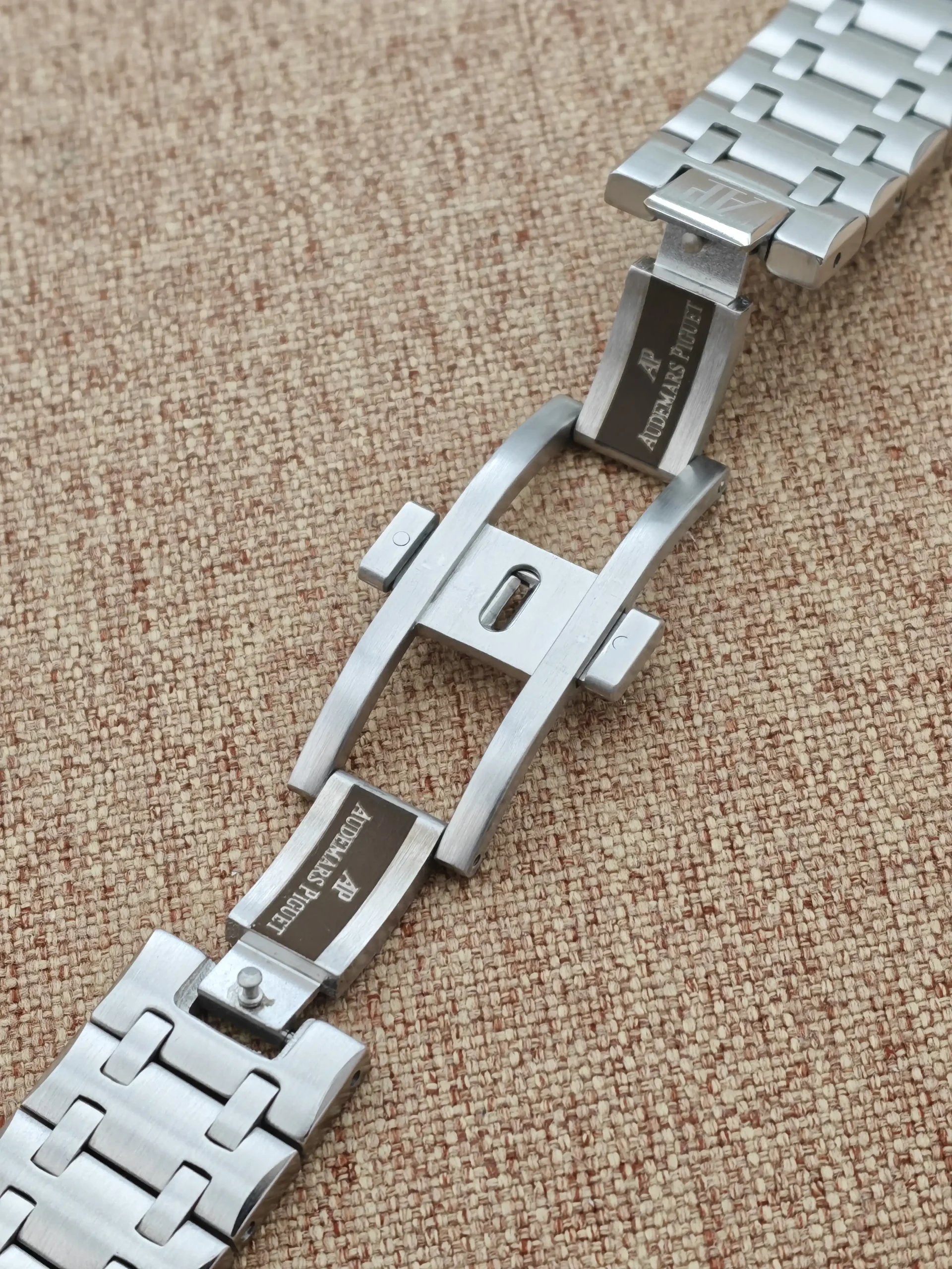 Stainless steel strap for Audemars Piguet watches.