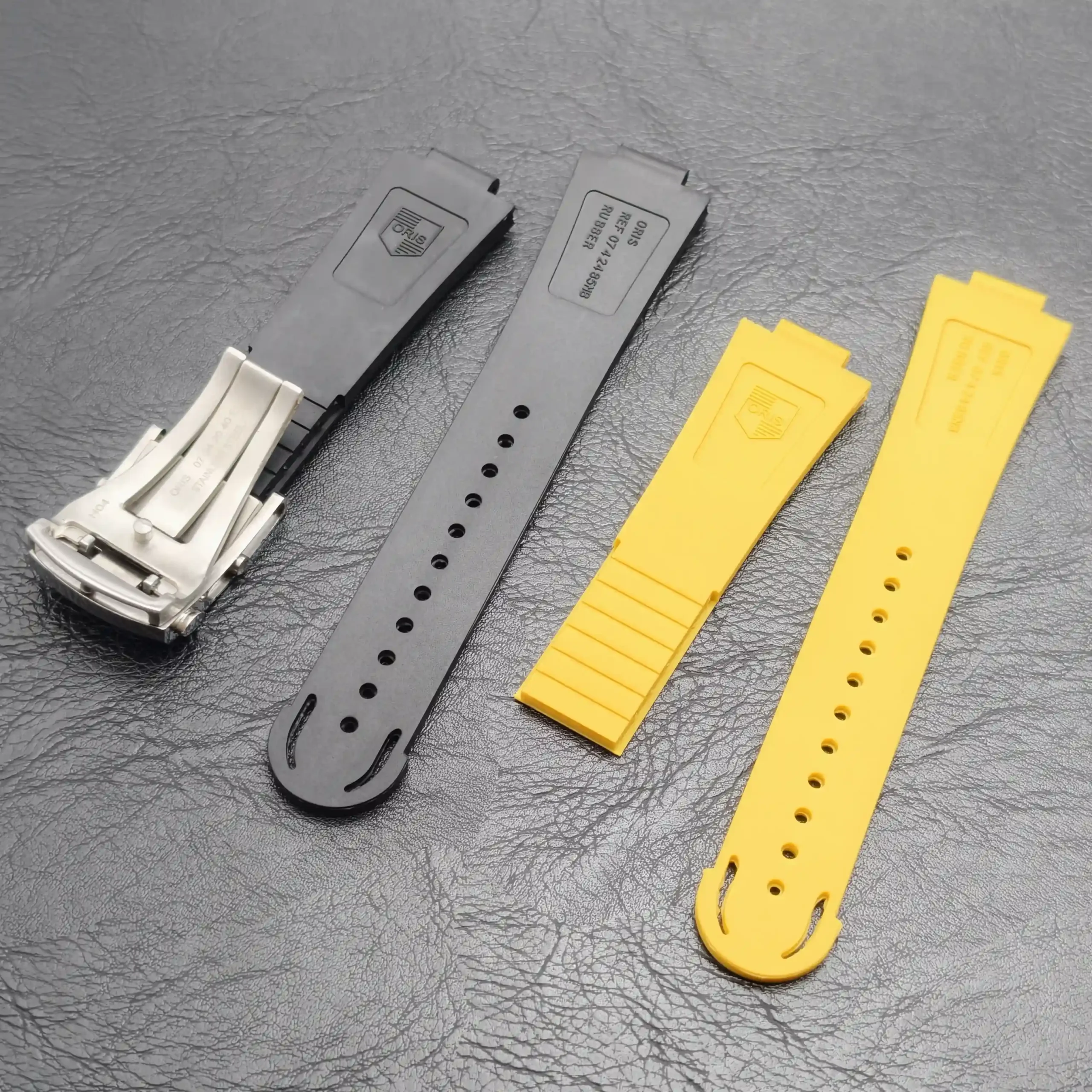 Fitting hardware and yellow spacers for the Oris Aquis FKM rubber strap.